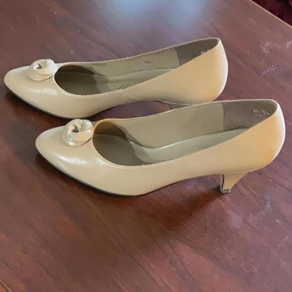 Life Stride shoes Elegant Beige vintage Pumps size 6.5 - Picture 2 of 9